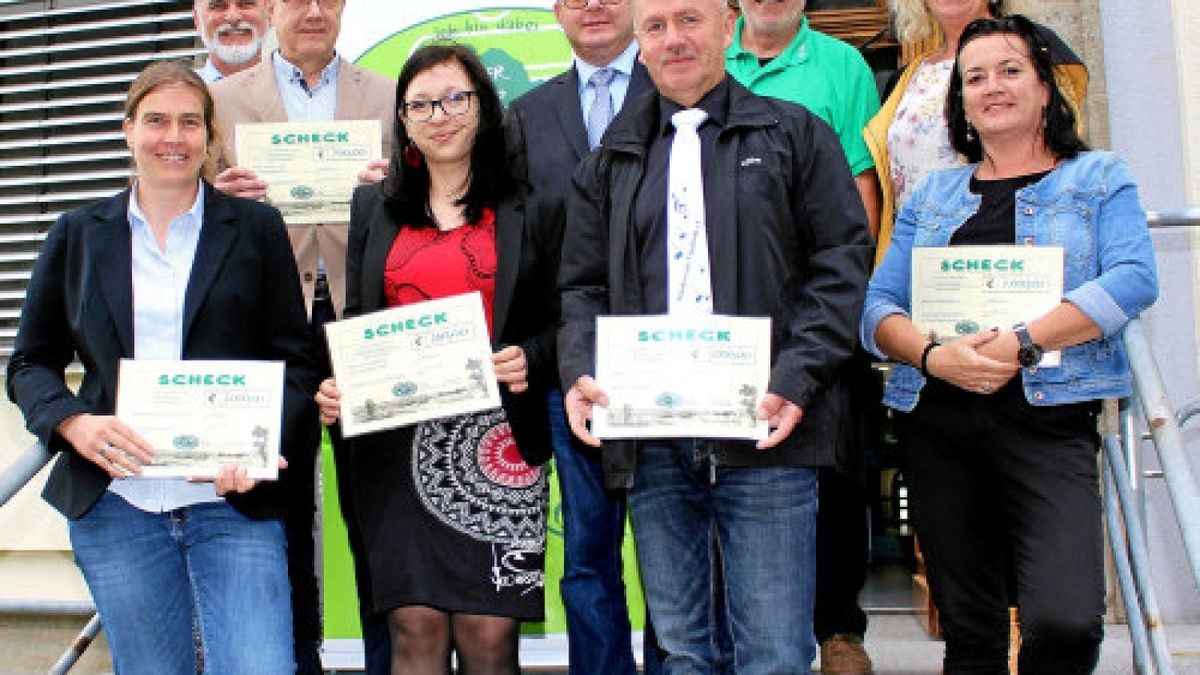 Scheckübergabe, von links: Petra Franke (Volkshochschule), Landrat Harald Zanker, Wolfgang Haupt (ASB), Elisabeth Wiesicke (Regelschule Weberstedt), Axel Wiener und Torsten Wronowski (Musikverein), Günter Oswald von der Stiftung sowie Monika Kleinschmidt und Astrid Ackermann (ganz rechts) von der Nikolaisschule. Foto: Sabine Spitzer