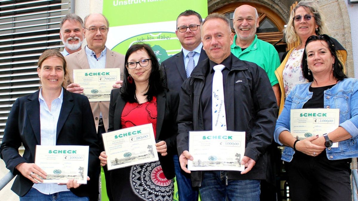 Scheckübergabe, von links: Petra Franke (Volkshochschule), Landrat Harald Zanker, Wolfgang Haupt (ASB), Elisabeth Wiesicke (Regelschule Weberstedt), Axel Wiener und Torsten Wronowski (Musikverein), Günter Oswald von der Stiftung sowie Monika Kleinschmidt und Astrid Ackermann (ganz rechts) von der Nikolaisschule.