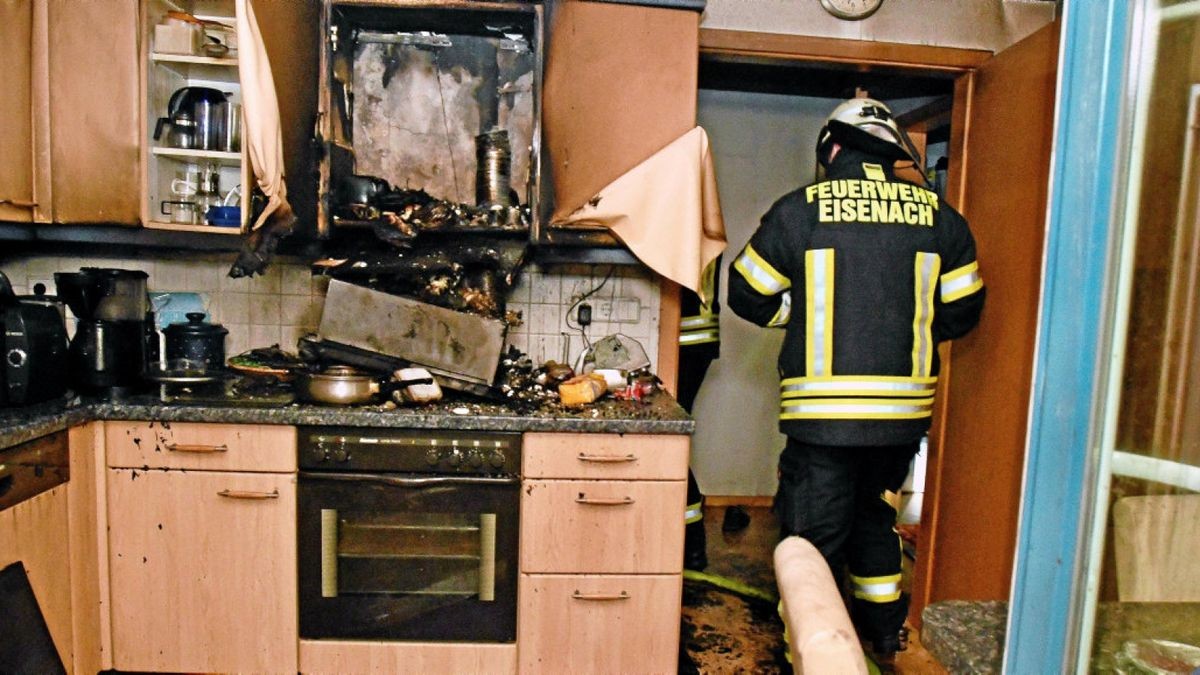 Die Berufsfeuerwehr löschte den Brand in der Wohnung des 72-jährigen Mannes.