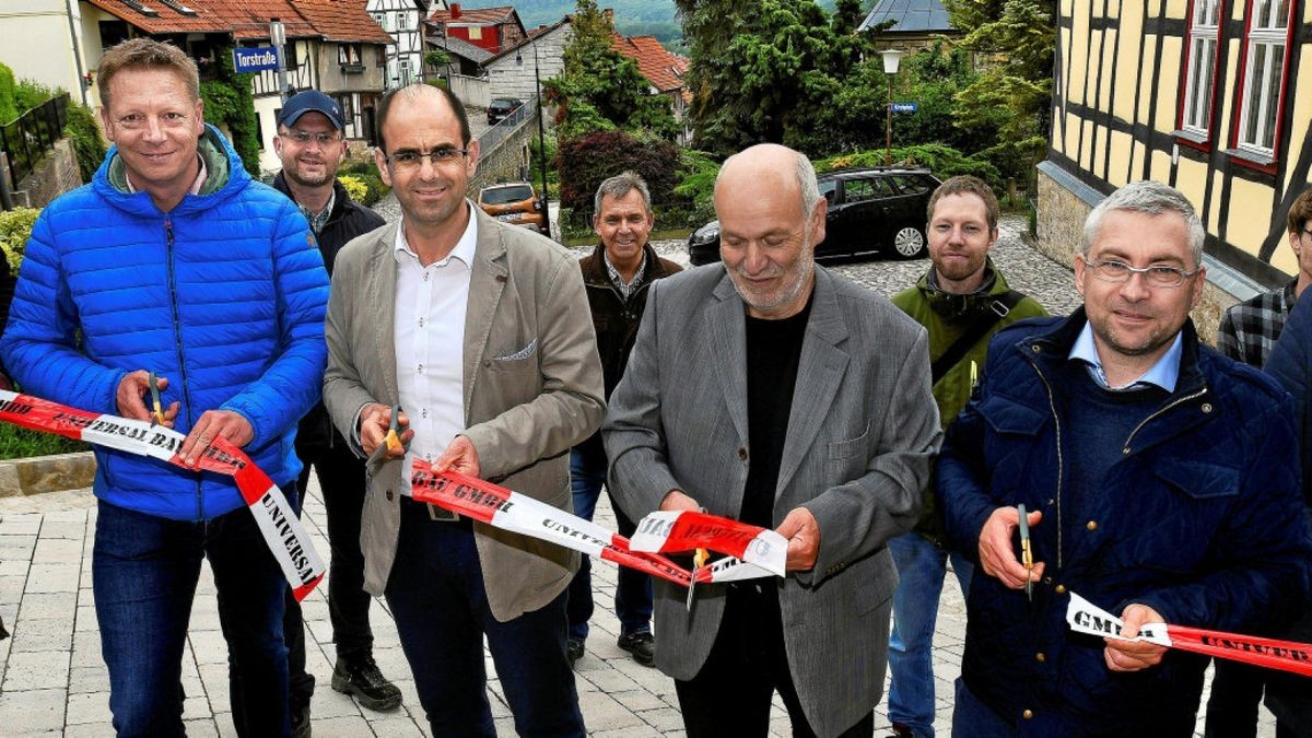 Scherenschnitt mit Polier Nick Halbeisen (von links), Baufirmenchef Robert Böhm, Bürgermeister Michael Reinz, Beigeordneter Günther Oswald, Planer Michael Blau, Werkleiter Peter Kahlenberg.