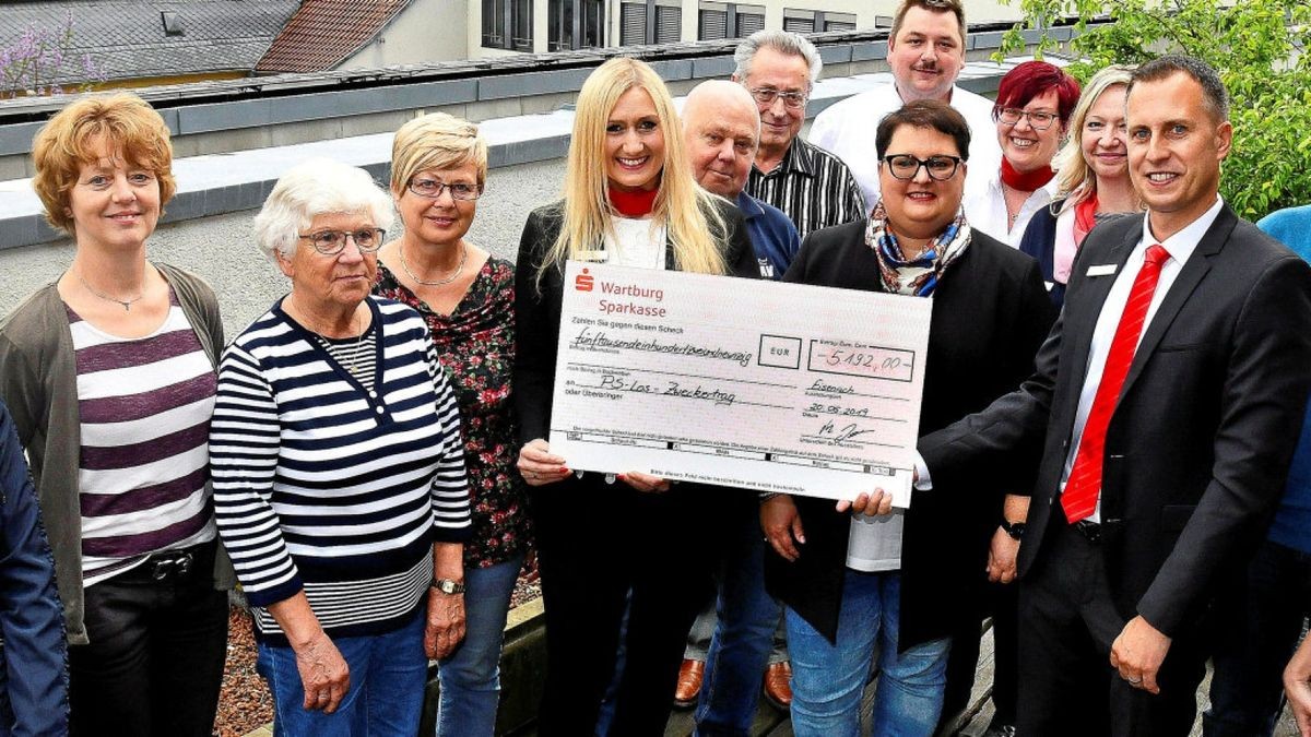 Freuen sich über die Zuwendung an die Vereine (von links): Brigitte Rinck (Frauenselbsthilfe nach Krebs), Doreen Hecht (Gymnastikgruppe Wenigenlupnitz), Ingrid Burkhardt und Elvira Wolf (beide Gemischter Chor der Wartburgstadt), Julia Altenbrunn (Wartburg-Sparkasse), Detlef Hoffmann und Karl-Heinz Kleiber (beide KGV Schlachthof), Annette Meyer (Förderverein Luthergymnasium), Sebastian Fischer und Antje Tamm (beide Burg- und Heimatverein Nazza), Marika Geißler-Nagel und Tino Lotz (beide Sparkasse), Peter Andres (Eisenacher LV), Manuela Grigo (Wartburg-Sparkasse).