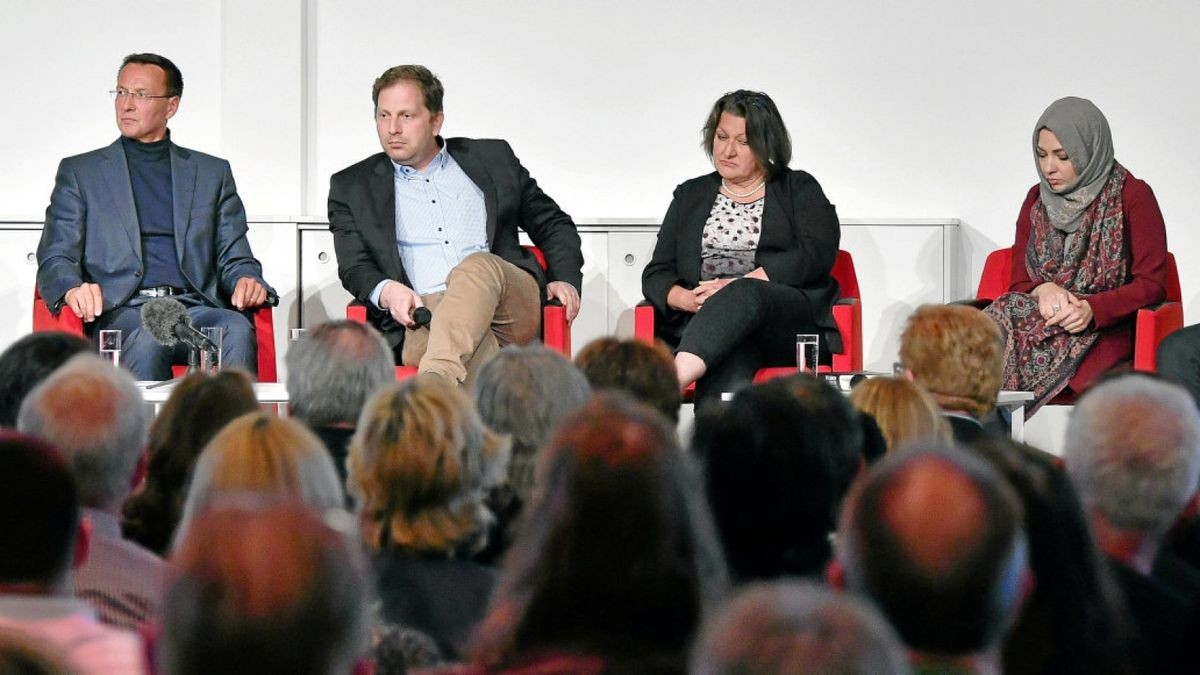 Thilo Sarrazin (li., SPD), ehemaliger Berliner Finanzsenator, spricht in einem Saal des Steigerwaldstadions auf dem Podium. Zu Diskussion und Lesung hatte ihn SPD-Landtagsabgeordneten Oskar Helmerich (2.v.l) eingeladen. Foto: Martin Schutt/dpa