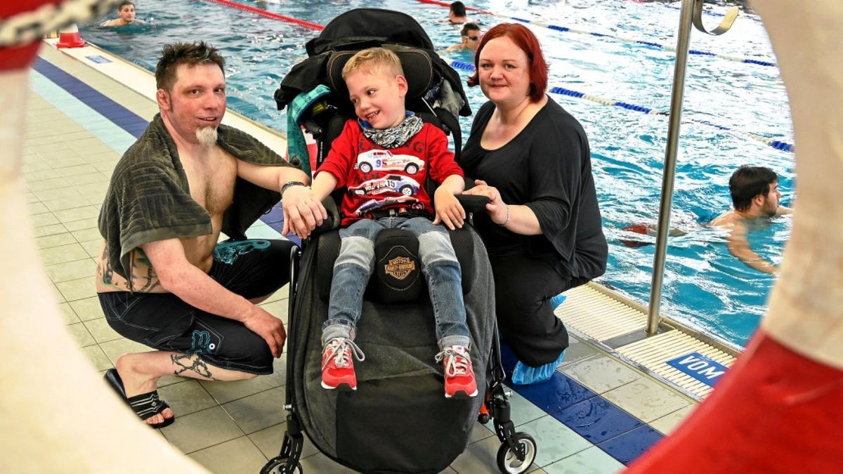 Die Eltern Tobias Fulle und Kathrin Dräger mit Benedikt am Beckenrand beim Benefizschwimmen in der Bundeswehr-Schwimmhalle.