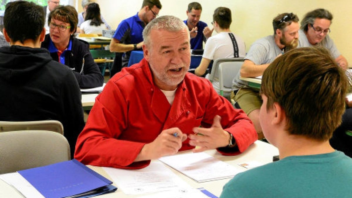 Volles Haus und informative Gespräche beim Kennenlerntag. Passt die Chemie? Bäckermeister Wolfgang Süpke gehörte zu den Teilnehmern.Foto: Ina Renke