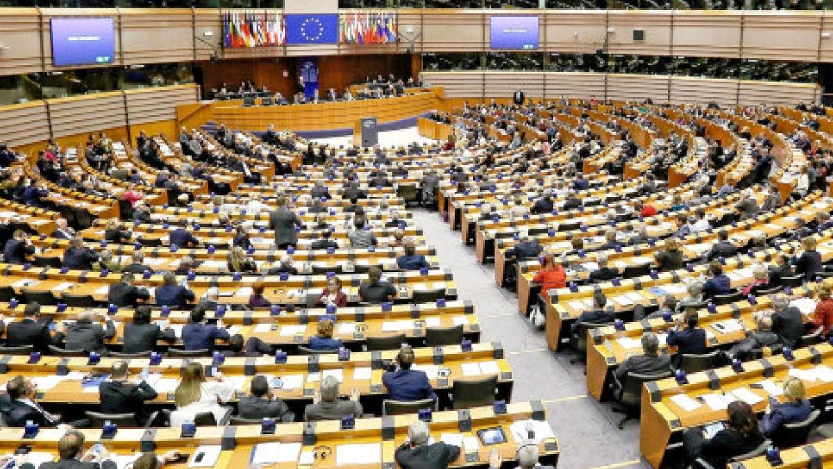 ARCHIV - 27.04.2016, Belgien, Brüssel: Blick in das Europaparlament während einer Plenarsitzung. Das EU-Parlament vertritt die Interessen der EU-Bürger. Zur EU gehören 28 Länder. Foto: Laurent Dubrule/EPA/dpa - Honorarfrei nur für Bezieher des Dienstes dpa-Nachrichten für Kinder +++ dpa-Nachrichten für Kinder +++Foto: Laurent Dubrule