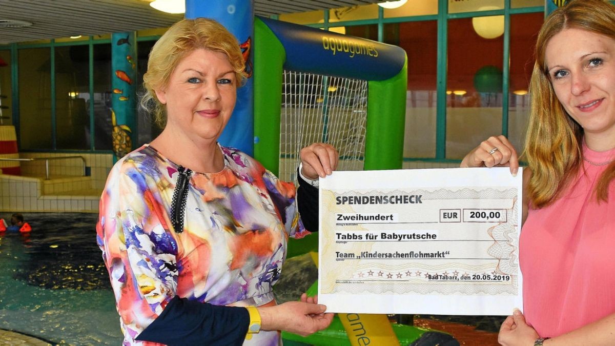 Birgitt Hütter (links) überreicht Wiebke Göring, Geschäftsführerin der Tabbs Vital GmbH, einen Spendenscheck über 200 Euro für eine zusätzliche Rutsche. Das Geld wurde beim Kindersachenflohmarkt in Bad Tabarz gesammelt.