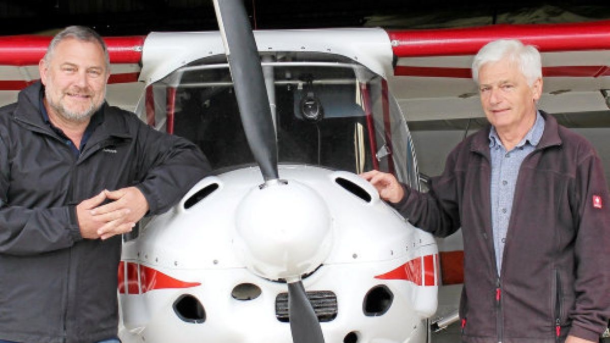 Der Flugsportverein hängt an dem Domizil am Fliegerhorst, sagen der Vorsitzende Peter Petersohn und sein Stellvertreter Helge Fritzlar (links). Foto: Sabine Spitzer