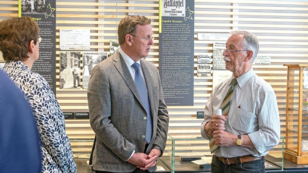 Gestern besuchte Ministerpräsident Bodo Ramelow das Prager-Haus. Rechts neben ihm steht Peter Franz, Geschäftsführer des Vereins Prager-Haus Apolda.Foto: Martin Kappel