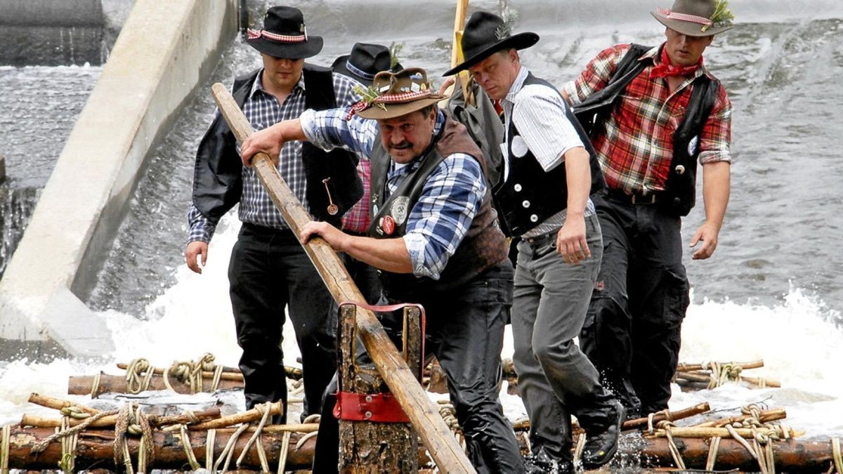 Immer wieder ein Spektakel: Ein Langholzfloß passiert beim Flößerfest das Saalewehr.