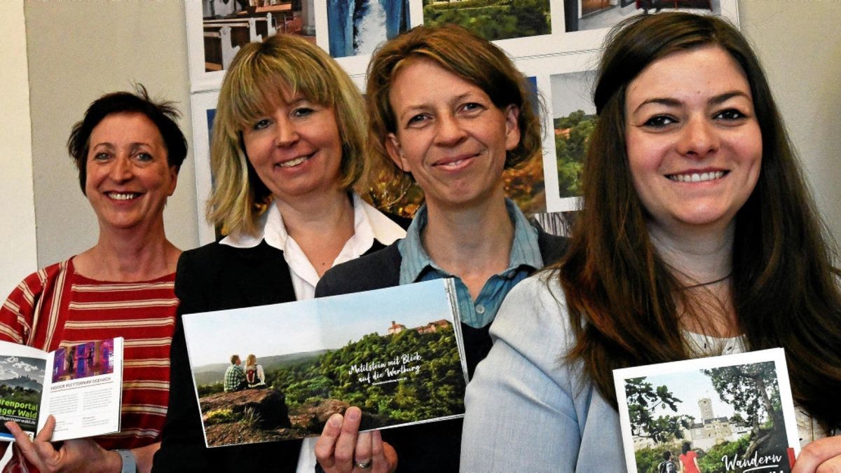 Heidi Brandt vom Landratsamt, Annette Krumrey vom Hotel „Thüringer Hof“ , Carola Schumacher von der Touristikgesellschaft und Lisa Schmidt von der Stadtverwaltung (von links) stellen den neuen Wanderführer vor.