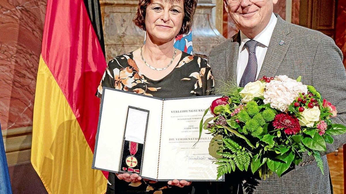 Der Thüringer Ministerpräsident Bodo Ramelow (Linke) ehrt Sabine Marx aus Catterfeld mit der Verdienstmedaille des Verdienstordens der Bundesrepublik Deutschland in der Thüringer Staatskanzlei.