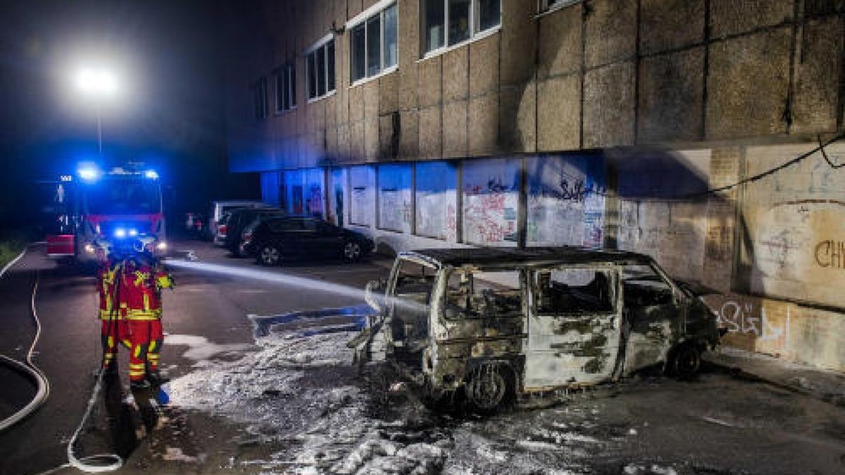 Unbekannte haben am frühen Freitagmorgen einen VW Transporter der Partei Der Dritte Weg in der Erfurter Stielerstraße angezündet. Foto: Marcus Scheidel