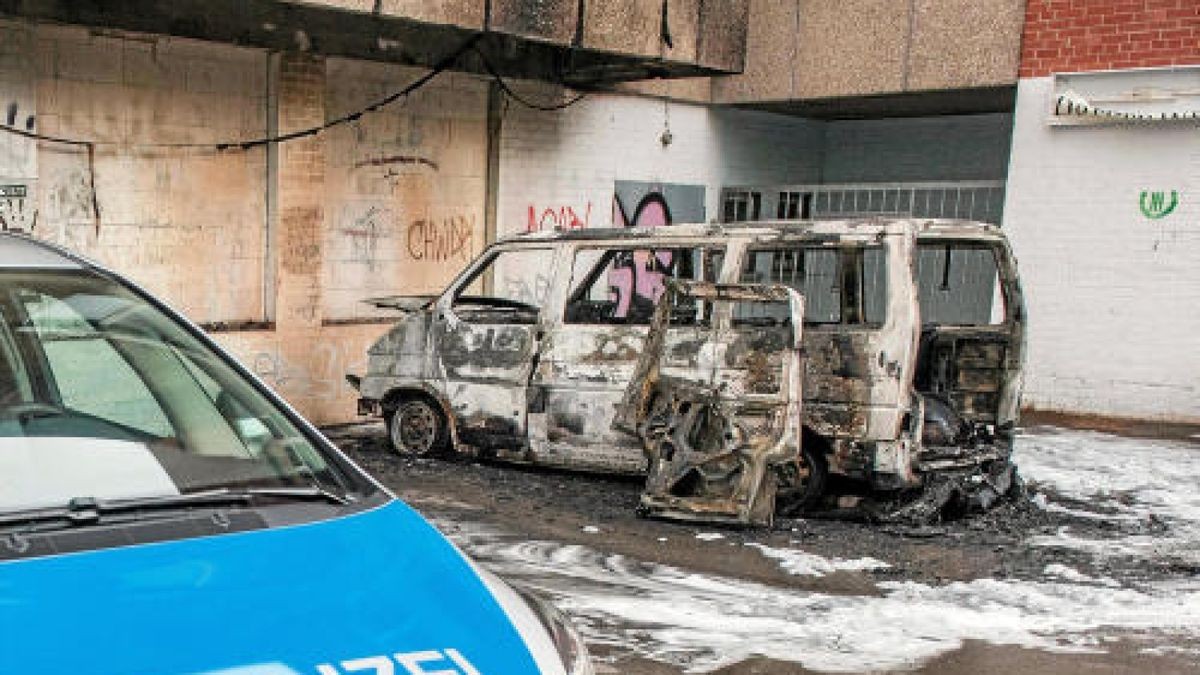 Das Fahrzeug brannte komplett aus. Foto: Marcus Scheidel