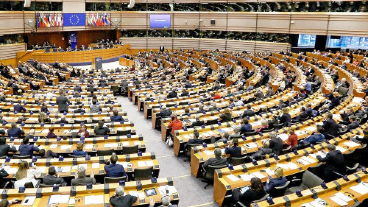 ARCHIV - 27.04.2016, Belgien, Brüssel: Blick in das Europaparlament während einer Plenarsitzung. Das EU-Parlament vertritt die Interessen der EU-Bürger. Zur EU gehören 28 Länder. Foto: Laurent Dubrule/EPA/dpa - Honorarfrei nur für Bezieher des Dienstes dpa-Nachrichten für Kinder +++ dpa-Nachrichten für Kinder +++Foto: Laurent Dubrule