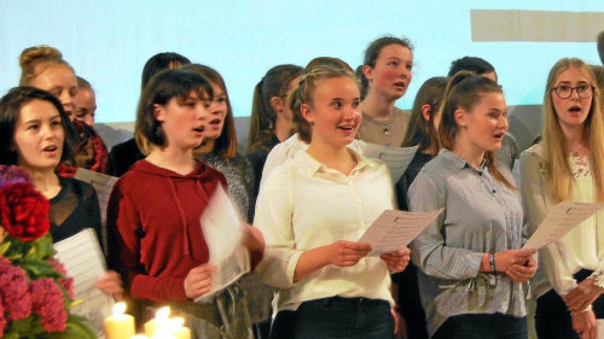 Eine ergreifende Eröffnung der Ausstellung gab es in der Ruhlaer Trinitatiskirche. Hier singt der Chor des Kurses 11.Foto: Peter Rossbach