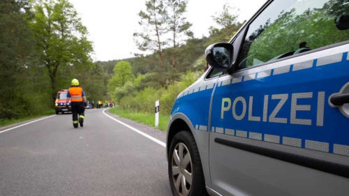 Ein schwerer Unfall ereignete sich am späten Freitagnachmittag (24.05.2019) auf der Ortsverbindungsstraße zwischen Crawinkel (Lkr. Gotha) und Arnstadt (Ilm-Kreis). Eine junge Frau kam mit ihrem Motorrad alleinbeteiligt in einer Rechtskurve nach links von der Fahrbahn ab und prallte gegen einen Baum. Anschließend schleuderte sie zurück an den rechten Fahrbahnrand. Die Frau zog sich bei diesem Unfall schwere Verletzungen zu und musste mit dem Hubschrauber ins Krankenhaus geflogen werden. Die Straße war während der Rettungsmaßnahmen gesperrt. Foto: NEWS5 / Schuchardt Weitere Informationen... https://www.news5.de/news/news/read/15581