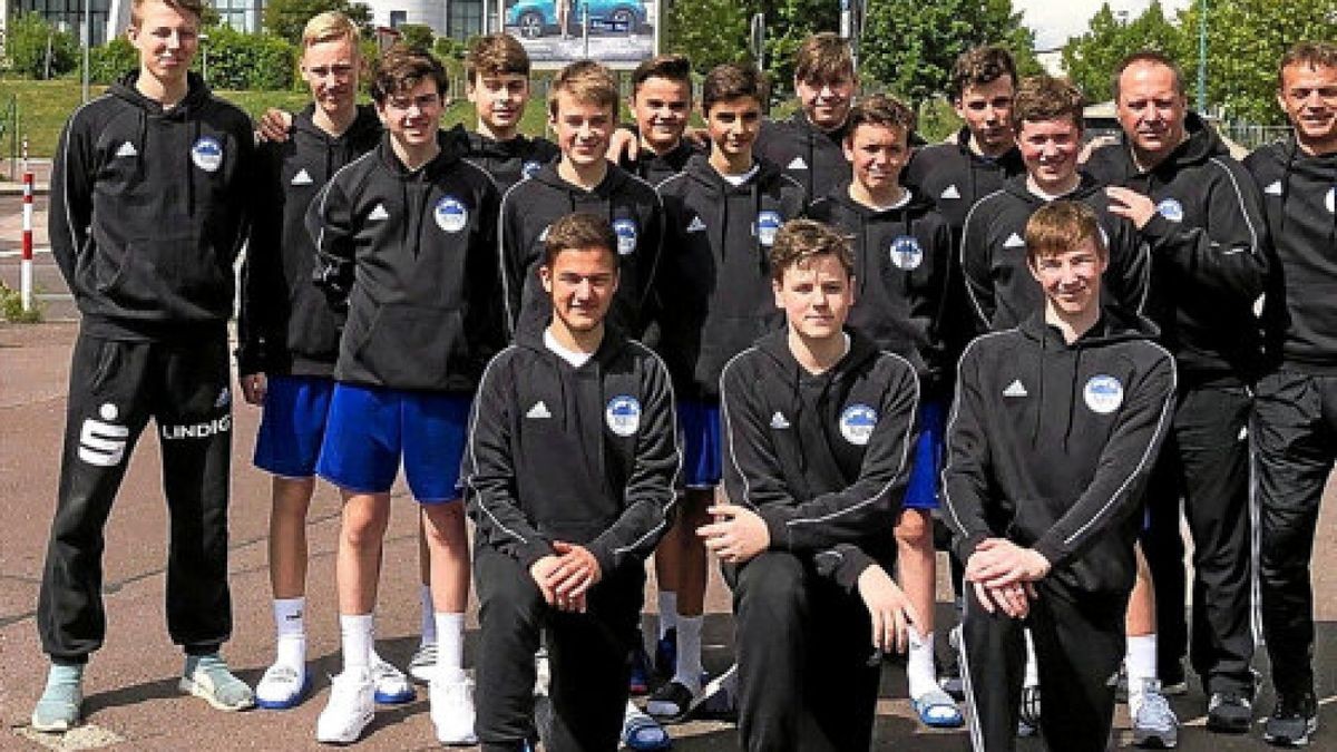 Die ThSV-C-Jugend vor der GETEC-Arena Magdeburg. Hinten: John Martin (Trainer), Jonas Köhler, Felix Cech, Yannick Seidel, Paul Jegminat, Miguel lapacz, Jan Gesell (Trainer), Uwe Seidel (Betreuer). Mitte: Johann Malta, Elias Wöhler, Joel Stegner, Emil Starke, Elias Schilbach, Vorn von links: Louis Kleinschmidt, Bastian Freitag, Linus TrappFoto: Verein