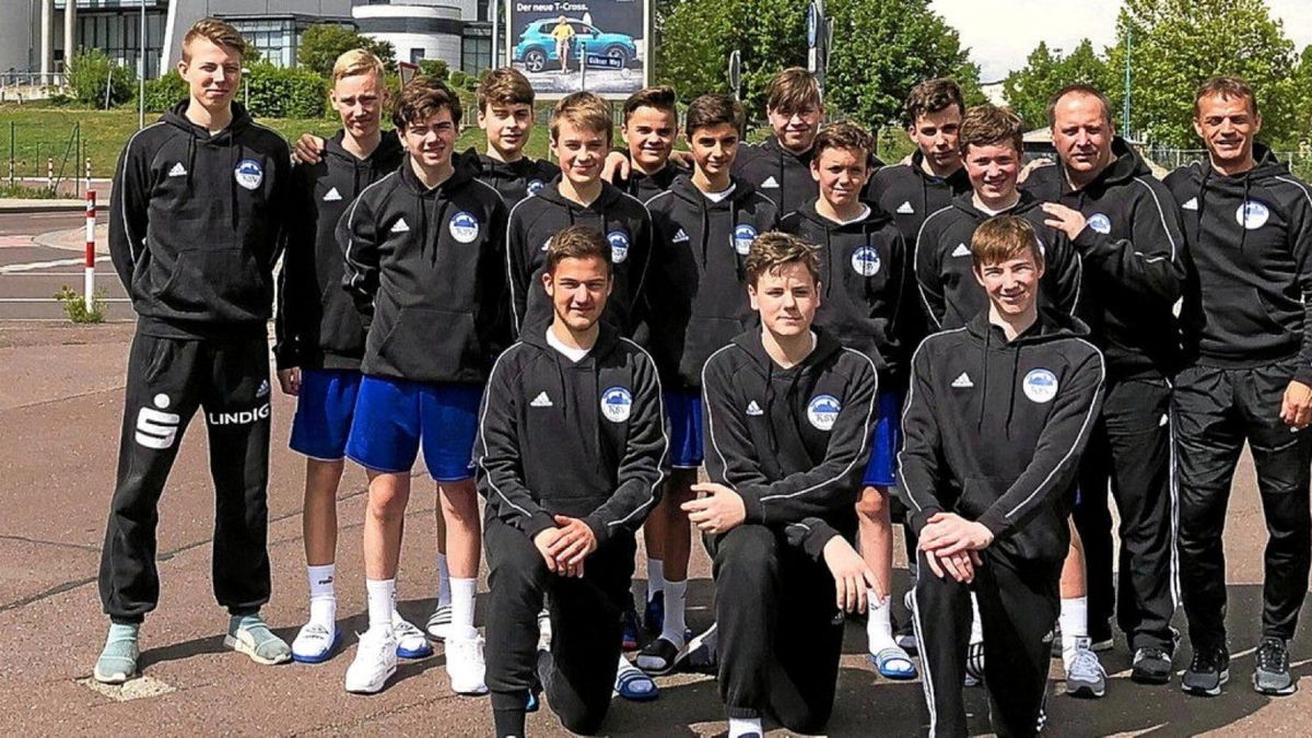 Die ThSV-C-Jugend vor der GETEC-Arena Magdeburg. Hinten: John Martin (Trainer), Jonas Köhler, Felix Cech, Yannick Seidel, Paul Jegminat, Miguel lapacz, Jan Gesell (Trainer), Uwe Seidel (Betreuer). Mitte: Johann Malta, Elias Wöhler, Joel Stegner, Emil Starke, Elias Schilbach, Vorn von links: Louis Kleinschmidt, Bastian Freitag, Linus Trapp