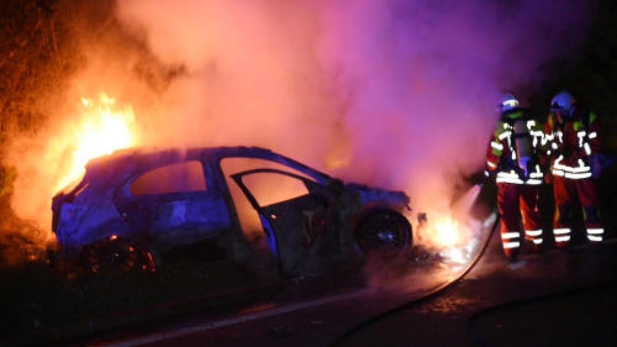 Einen brennenden Mercedes musste die Feuerwehr in der Nacht zu Samstag auf dem Parkplatz Erfurter Becken an der A71 löschen.