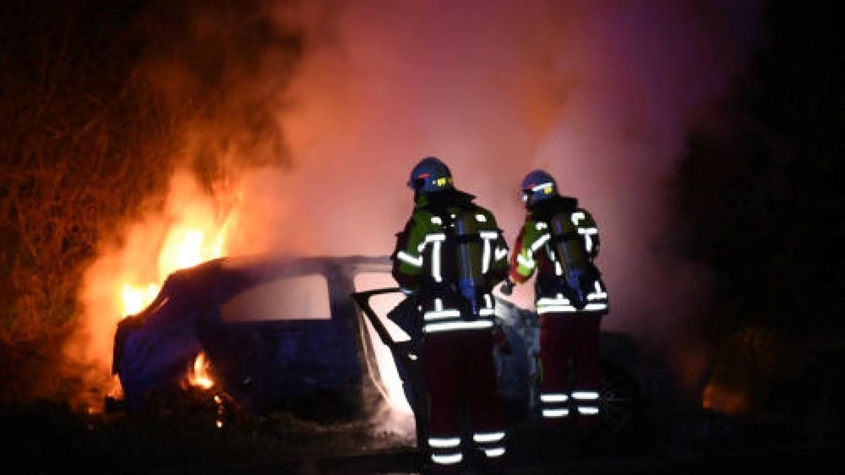 Ein Zeuge spricht von zwei Männern, die das Auto angezündet haben und dann mit einem anderen Auto weggefahren sind.