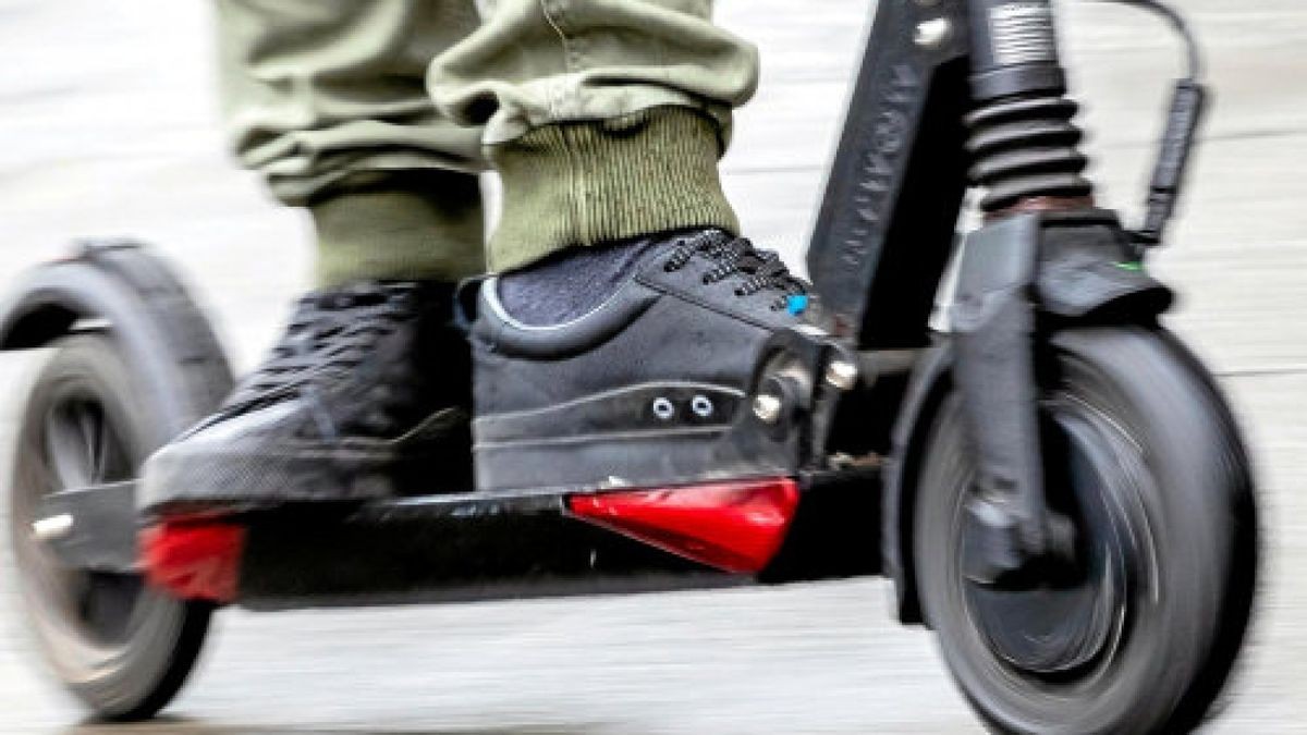 ARCHIV - 16.05.2019, Berlin: Der Geschäftsführer von Scooterhelden Berlin fährt mit einem E-Scooter auf dem Gehweg. E-Scooter stehen kurz vor der Zulassung und auch die Verkehrsbetriebe in Hessen wollen ihre kostenlose Mitnahme gestatten. Foto: Christoph Soeder/dpa +++ dpa-Bildfunk +++Foto: Christoph Soeder