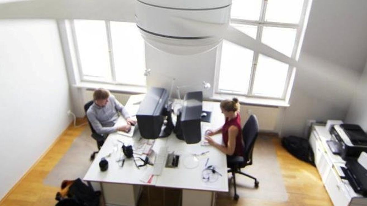 Frauen und Männer reagieren unterschiedlich auf Temperaturwechsel im Büro.Foto: Thomas Trutschel/Imago/Photothek