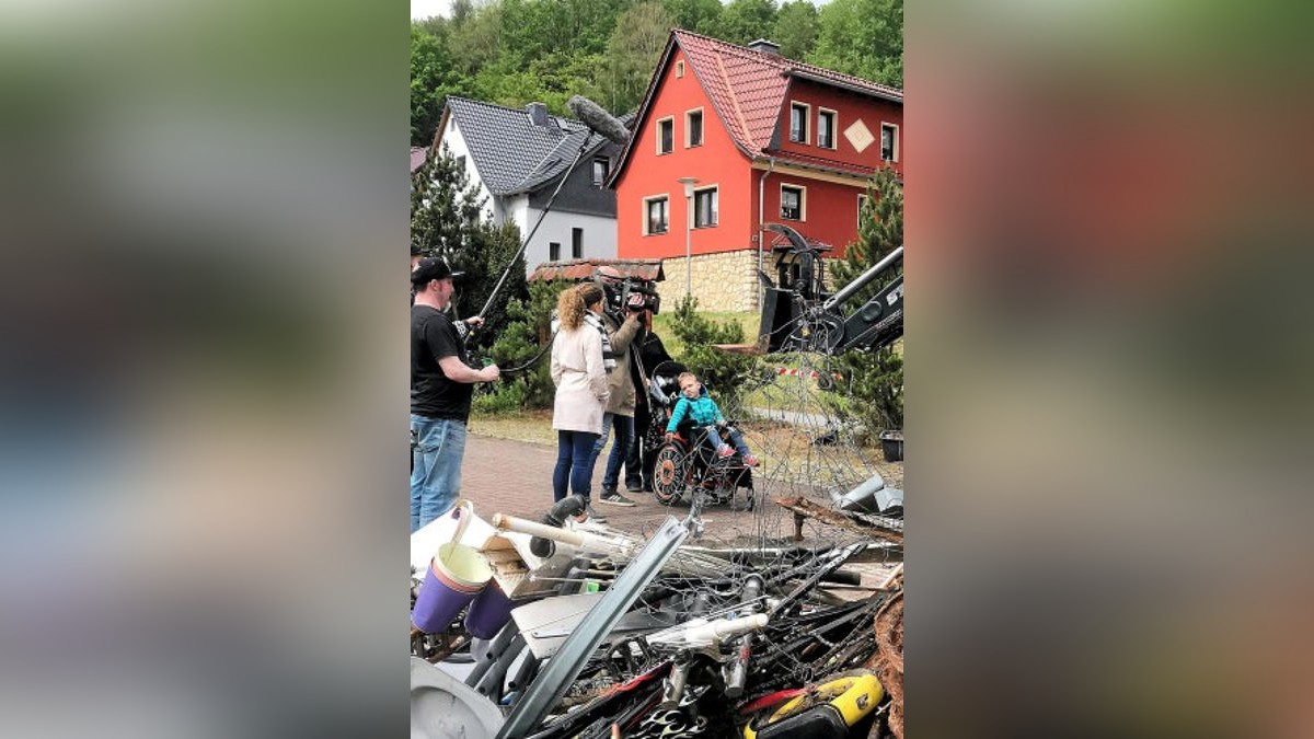 Bergeweise Schrott auf der Brehmer Wendeschleife. In den Straßen türmten sich die Haufen zum Abtransport. Mehr als 20 Helfer kreiselten den ganzen Tag durchs Dorf. Der Erlös aus dieser Hilfsaktion der Brehmer für eine Familie in ihrer Mitte soll so groß wie möglich werden.  Foto: Silvana Tismer (5)