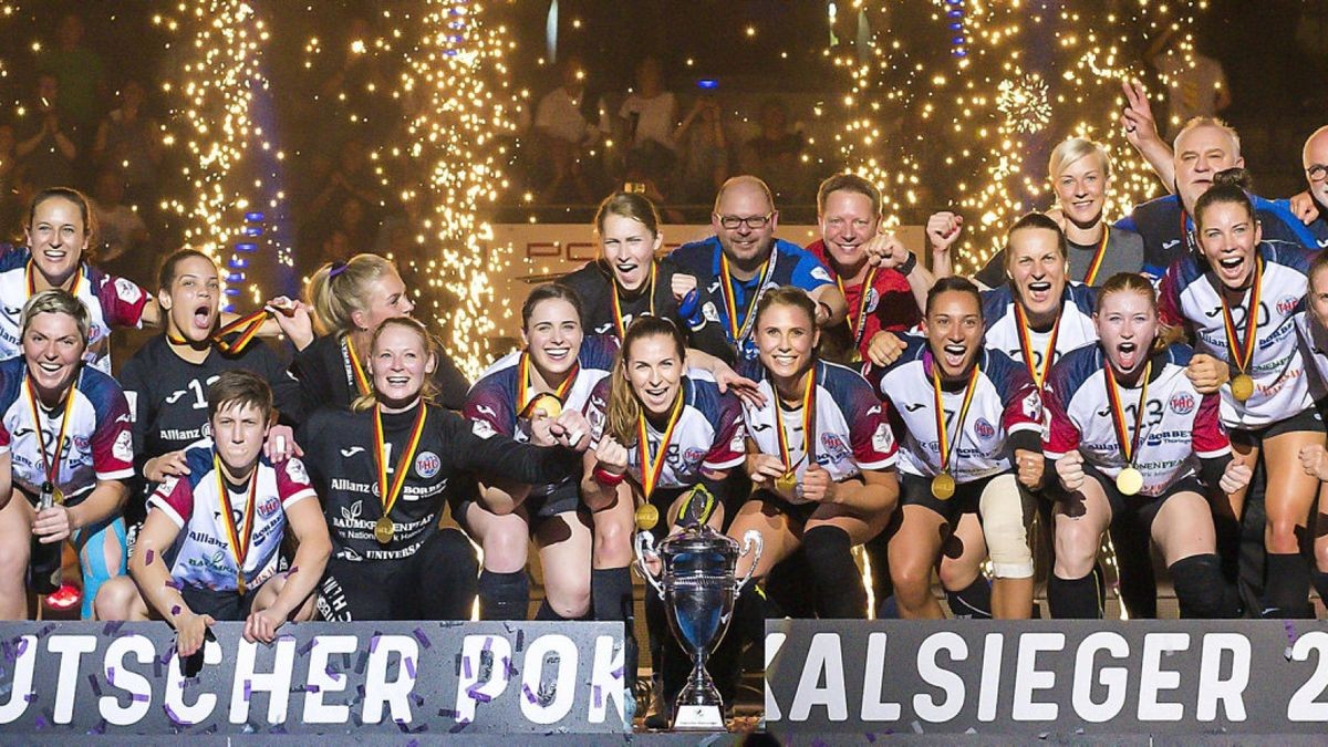 Die Handballerinnen des Thüringer HC haben zum dritten Mal in der Vereinsgeschichte den Pokal gewonnen.