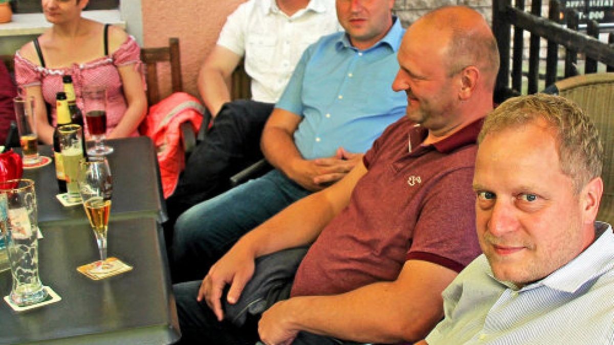 Hendrik Blose (im hellblauen Hemd) und einige Mitglieder der Landgemeindeliste der CDU warten gestern Abend in der Pizzeria auf die Wahlergebnisse.Foto: Armin Burghardt