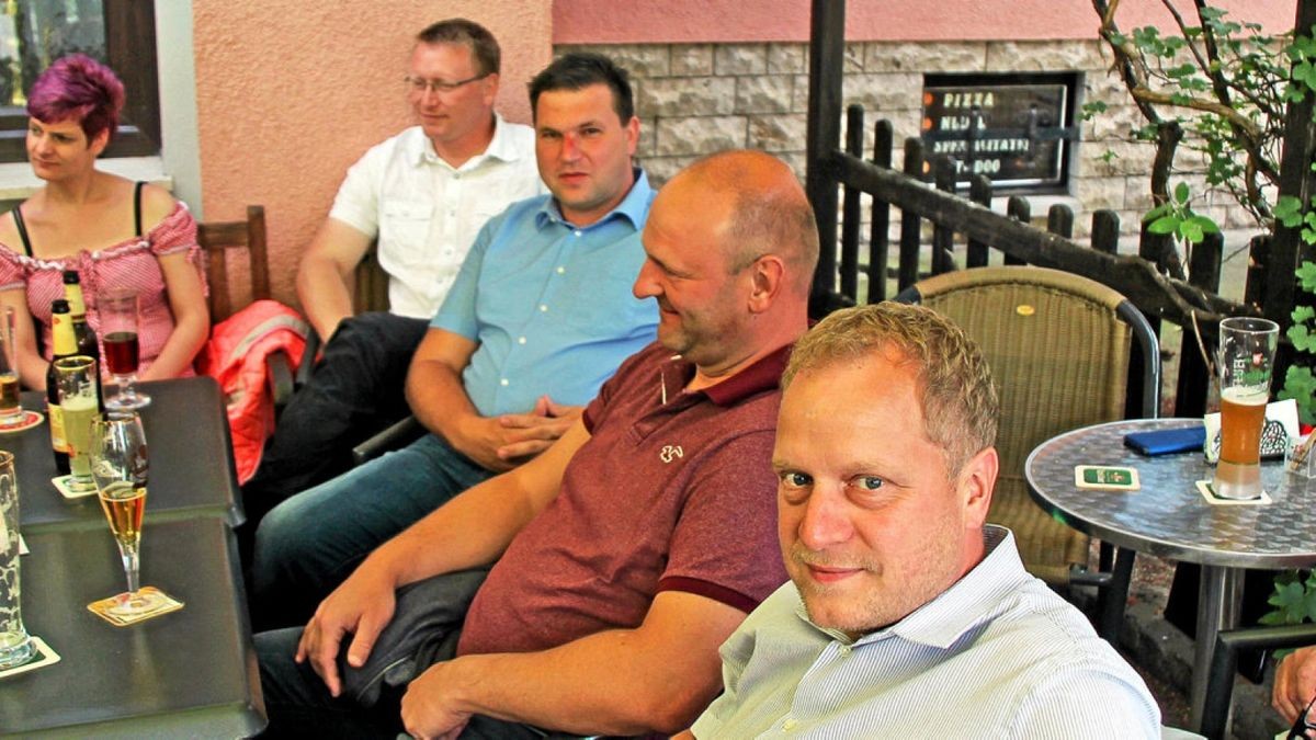 Hendrik Blose (im hellblauen Hemd) und einige Mitglieder der Landgemeindeliste der CDU warten gestern Abend in der Pizzeria auf die Wahlergebnisse.