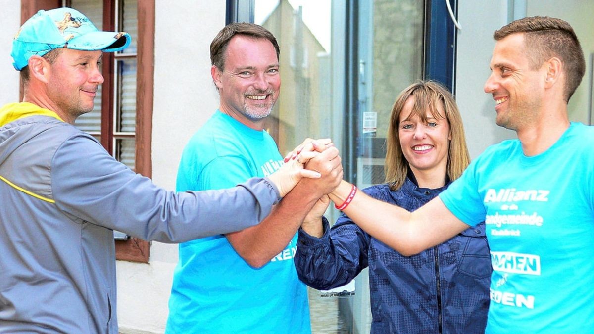 In Kindelbrück wurde auch der Landgemeinde-Bürgermeister gewählt. Kindelbrücks bisheriger Bürgermeister Roman Zachar (2.v.l.) freut sich mit seinen Mitstreitern Danny Drosdz, Judith Zachar und Tino Hafermalz.