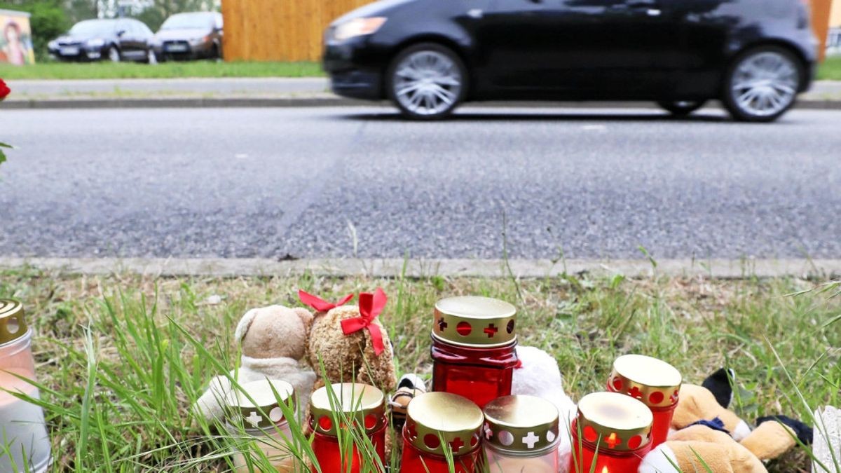 Blumen, Kerzen und Plüschtiere stehen an einer Stelle am Straßenrand im Rostocker Stadtteil Lichtenhagen, wo am Samstagnachmittag ein unbekleideter toter Säugling gefunden wurde.