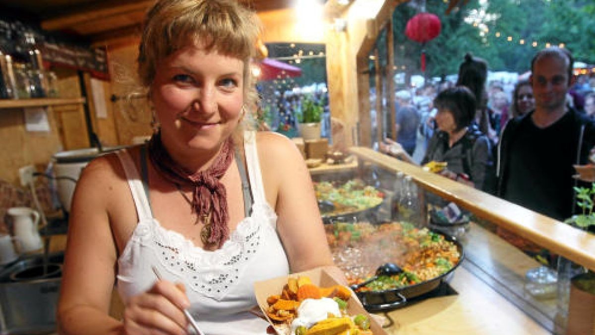 Rudolstadtfestival: ... und nie das Essen der zumeist exotischen Speisen vergessen... Foto: Mediengruppe Thüringen/Peter Scholz