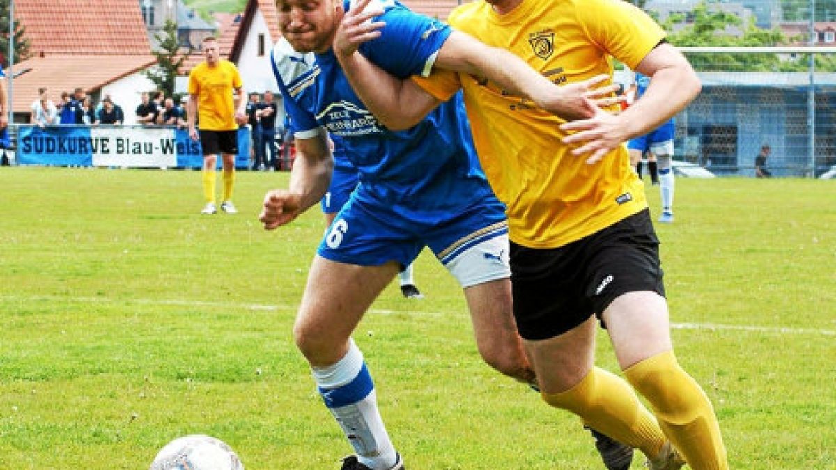 Christopher Thomas (links) und die gastgebende SG Lengenfeld/Effelder hatten das Geschehen gegen die Landesklasse-Reserve der SpG Struth/Diedorf fest im Griff. Thomas selbst traf zum 4:0 und steht bei sieben Saisontoren.Foto: Klaus Dreischerf