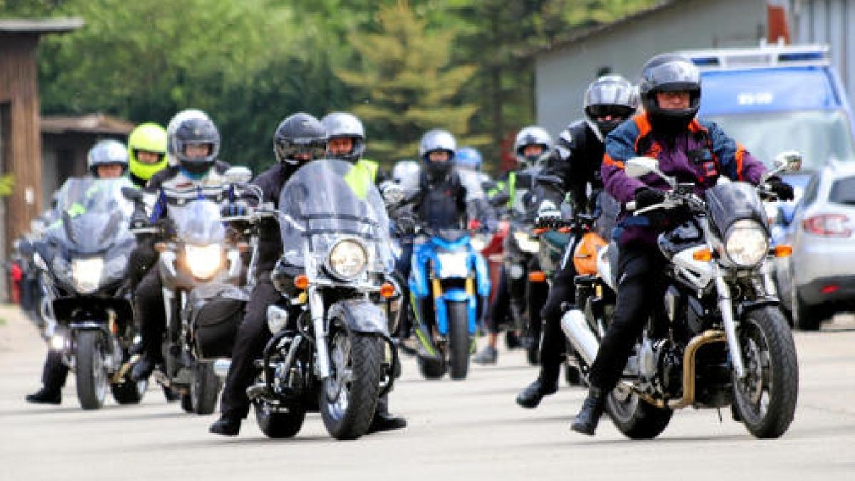 Der 7. Human Biker Day lockte am Sonntag 380 Motorradfans nach Bad Lauterberg, darunter auch etliche Teilnehmer aus dem Eichsfeld und dem Landkreis Nordhausen. Bei der gemeinsamer Fahrt durch den Harz mit Ziel in Scharzfeld wurden 22.000 Euro für das Kinderhospiz Mitteldeutschland gesammelt und gespendet. Foto: Sebastian Grimm