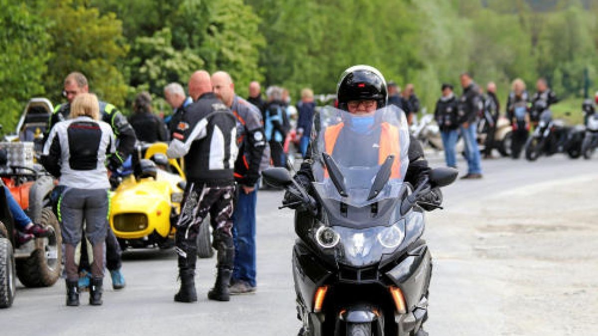 Der 7. Human Biker Day lockte am Sonntag 380 Motorradfans nach Bad Lauterberg, darunter auch etliche Teilnehmer aus dem Eichsfeld und dem Landkreis Nordhausen. Bei der gemeinsamer Fahrt durch den Harz mit Ziel in Scharzfeld wurden 22.000 Euro für das Kinderhospiz Mitteldeutschland gesammelt und gespendet. Foto: Sebastian Grimm