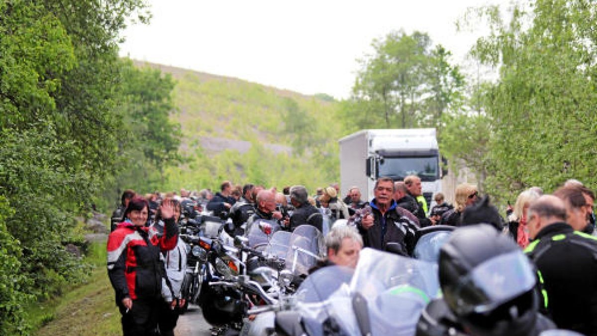 Der 7. Human Biker Day lockte am Sonntag 380 Motorradfans nach Bad Lauterberg, darunter auch etliche Teilnehmer aus dem Eichsfeld und dem Landkreis Nordhausen. Bei der gemeinsamer Fahrt durch den Harz mit Ziel in Scharzfeld wurden 22.000 Euro für das Kinderhospiz Mitteldeutschland gesammelt und gespendet. Foto: Sebastian Grimm