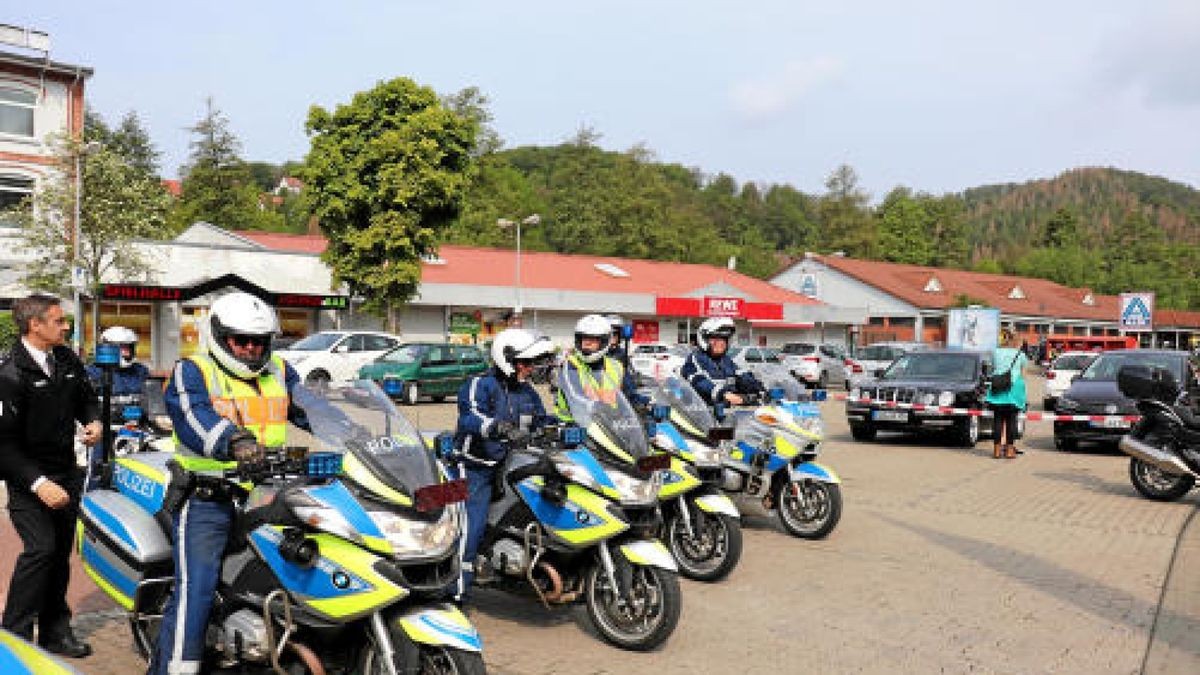 Der 7. Human Biker Day lockte am Sonntag 380 Motorradfans nach Bad Lauterberg, darunter auch etliche Teilnehmer aus dem Eichsfeld und dem Landkreis Nordhausen. Bei der gemeinsamer Fahrt durch den Harz mit Ziel in Scharzfeld wurden 22.000 Euro für das Kinderhospiz Mitteldeutschland gesammelt und gespendet. Foto: Sebastian Grimm