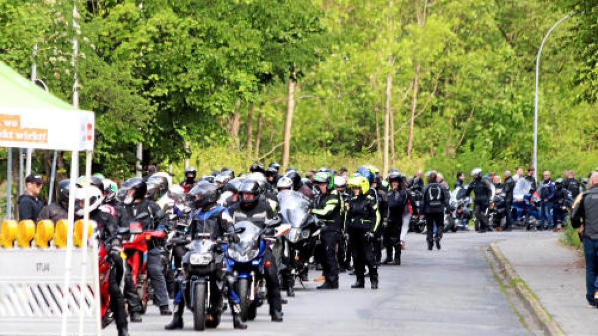 Der 7. Human Biker Day lockte am Sonntag 380 Motorradfans nach Bad Lauterberg, darunter auch etliche Teilnehmer aus dem Eichsfeld und dem Landkreis Nordhausen. Bei der gemeinsamer Fahrt durch den Harz mit Ziel in Scharzfeld wurden 22.000 Euro für das Kinderhospiz Mitteldeutschland gesammelt und gespendet. Foto: Sebastian Grimm