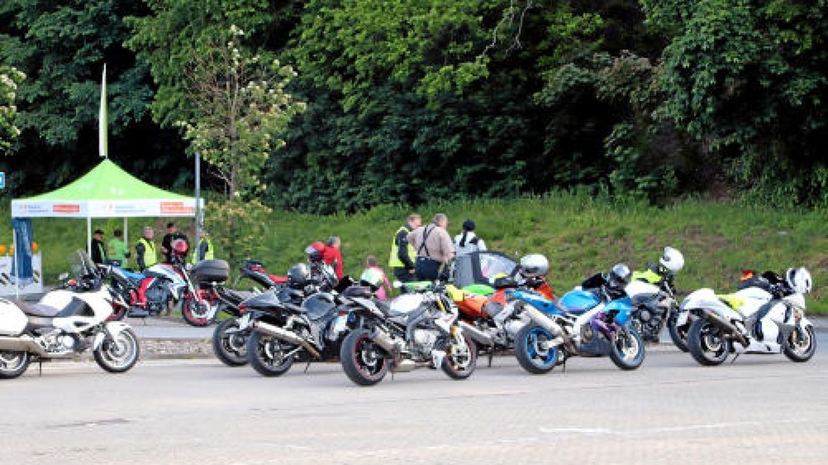 Der 7. Human Biker Day lockte am Sonntag 380 Motorradfans nach Bad Lauterberg, darunter auch etliche Teilnehmer aus dem Eichsfeld und dem Landkreis Nordhausen. Bei der gemeinsamer Fahrt durch den Harz mit Ziel in Scharzfeld wurden 22.000 Euro für das Kinderhospiz Mitteldeutschland gesammelt und gespendet. Foto: Sebastian Grimm