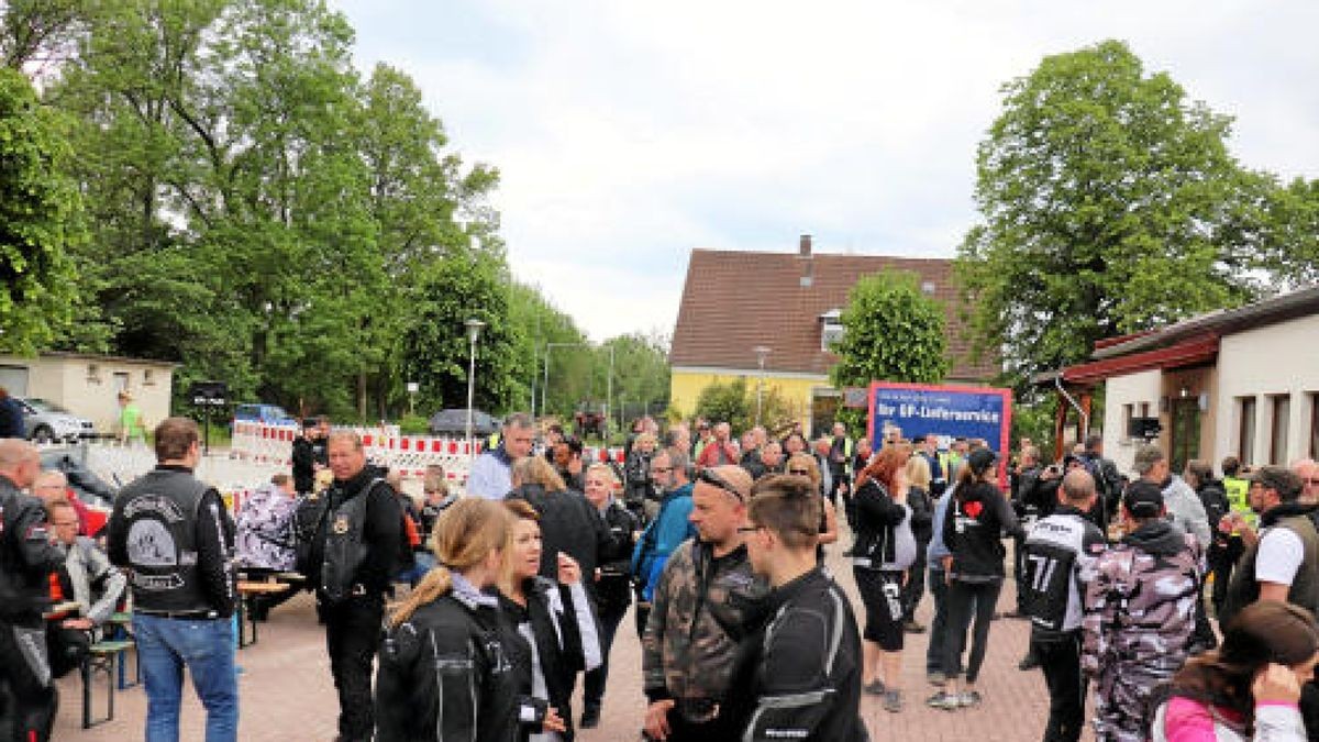 Der 7. Human Biker Day lockte am Sonntag 380 Motorradfans nach Bad Lauterberg, darunter auch etliche Teilnehmer aus dem Eichsfeld und dem Landkreis Nordhausen. Bei der gemeinsamer Fahrt durch den Harz mit Ziel in Scharzfeld wurden 22.000 Euro für das Kinderhospiz Mitteldeutschland gesammelt und gespendet. Foto: Sebastian Grimm