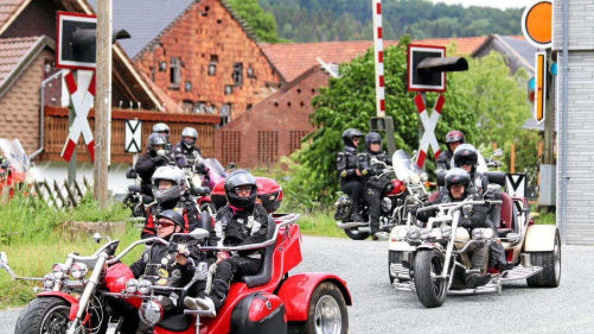 Der 7. Human Biker Day lockte am Sonntag 380 Motorradfans nach Bad Lauterberg, darunter auch etliche Teilnehmer aus dem Eichsfeld und dem Landkreis Nordhausen. Bei der gemeinsamer Fahrt durch den Harz mit Ziel in Scharzfeld wurden 22.000 Euro für das Kinderhospiz Mitteldeutschland gesammelt und gespendet. Foto: Sebastian Grimm