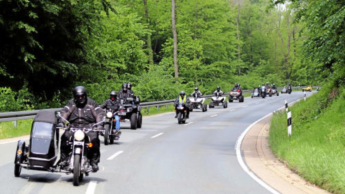 Der 7. Human Biker Day lockte am Sonntag 380 Motorradfans nach Bad Lauterberg, darunter auch etliche Teilnehmer aus dem Eichsfeld und dem Landkreis Nordhausen. Bei der gemeinsamer Fahrt durch den Harz mit Ziel in Scharzfeld wurden 22.000 Euro für das Kinderhospiz Mitteldeutschland gesammelt und gespendet. Foto: Sebastian Grimm