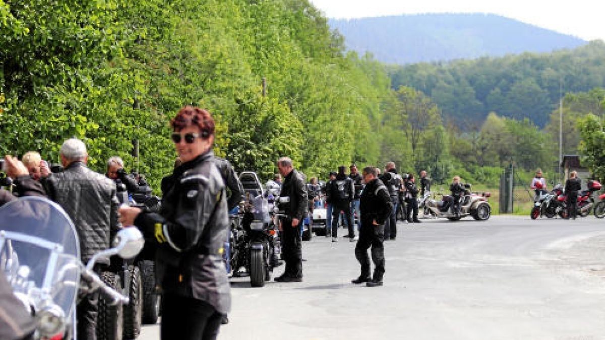 Der 7. Human Biker Day lockte am Sonntag 380 Motorradfans nach Bad Lauterberg, darunter auch etliche Teilnehmer aus dem Eichsfeld und dem Landkreis Nordhausen. Bei der gemeinsamer Fahrt durch den Harz mit Ziel in Scharzfeld wurden 22.000 Euro für das Kinderhospiz Mitteldeutschland gesammelt und gespendet. Foto: Sebastian Grimm