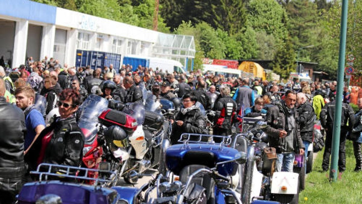 Der 7. Human Biker Day lockte am Sonntag 380 Motorradfans nach Bad Lauterberg, darunter auch etliche Teilnehmer aus dem Eichsfeld und dem Landkreis Nordhausen. Bei der gemeinsamer Fahrt durch den Harz mit Ziel in Scharzfeld wurden 22.000 Euro für das Kinderhospiz Mitteldeutschland gesammelt und gespendet. Foto: Sebastian Grimm