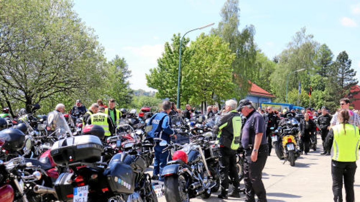 Der 7. Human Biker Day lockte am Sonntag 380 Motorradfans nach Bad Lauterberg, darunter auch etliche Teilnehmer aus dem Eichsfeld und dem Landkreis Nordhausen. Bei der gemeinsamer Fahrt durch den Harz mit Ziel in Scharzfeld wurden 22.000 Euro für das Kinderhospiz Mitteldeutschland gesammelt und gespendet. Foto: Sebastian Grimm