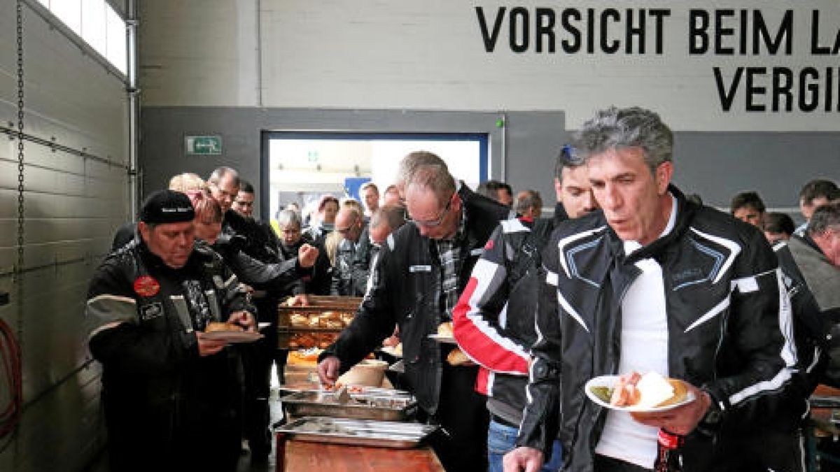 Der 7. Human Biker Day lockte am Sonntag 380 Motorradfans nach Bad Lauterberg, darunter auch etliche Teilnehmer aus dem Eichsfeld und dem Landkreis Nordhausen. Bei der gemeinsamer Fahrt durch den Harz mit Ziel in Scharzfeld wurden 22.000 Euro für das Kinderhospiz Mitteldeutschland gesammelt und gespendet. Foto: Sebastian Grimm