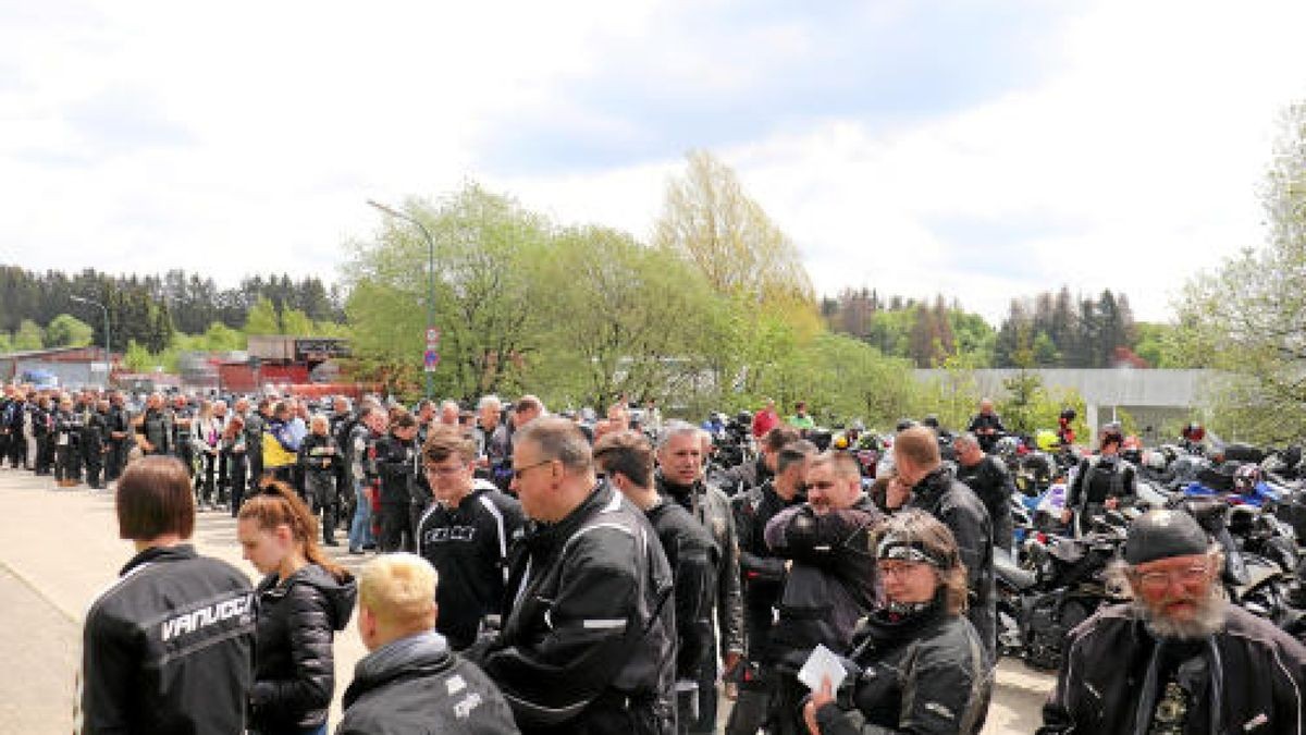 Der 7. Human Biker Day lockte am Sonntag 380 Motorradfans nach Bad Lauterberg, darunter auch etliche Teilnehmer aus dem Eichsfeld und dem Landkreis Nordhausen. Bei der gemeinsamer Fahrt durch den Harz mit Ziel in Scharzfeld wurden 22.000 Euro für das Kinderhospiz Mitteldeutschland gesammelt und gespendet. Foto: Sebastian Grimm