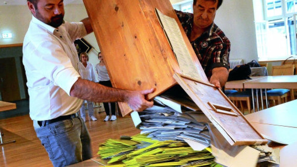 Kindelbrücks Wahlleiter Andreas Garthoff leert am Sonntag eine der Wahlurnen.Foto: Ina Renke