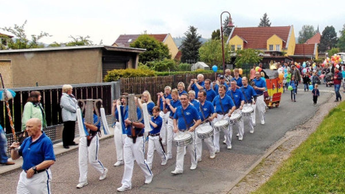 Der Festumzug zum 70. Geburtstag des Kindergartens „Sonnenschein“ in Gehren.Foto: Robert Schmidt